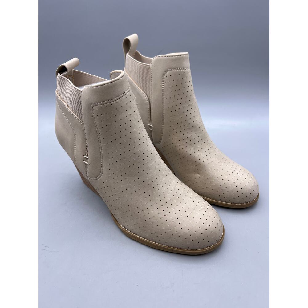 DV by Dolce Vita Gerdy Beige Wedge Booties Size 9 NWOT